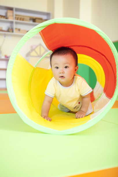 小宝宝在做游戏图片下载