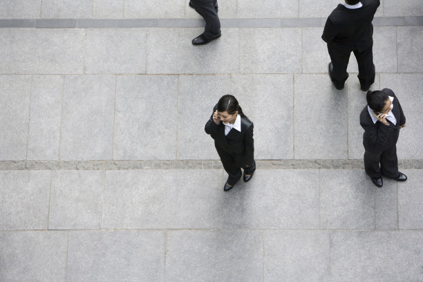 俯拍商务人士打电话图片下载