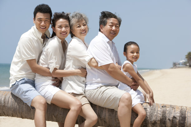 全家人在海滩图片下载