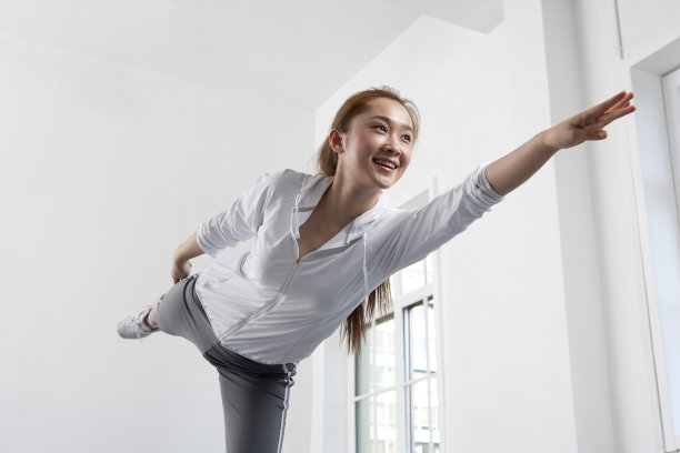 青年女子锻炼图片下载