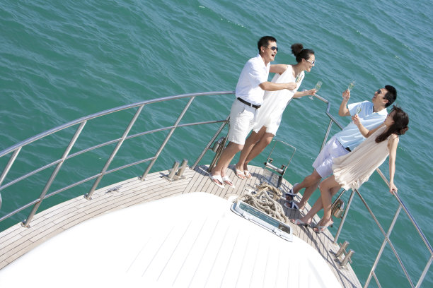 成功人士在游艇上喝香槟图片下载