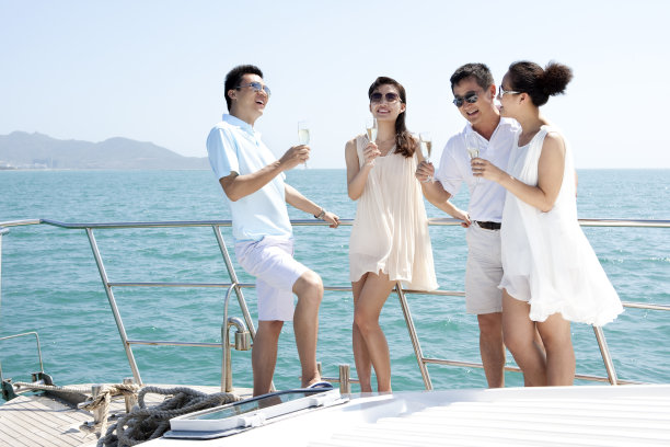 成功人士在游艇上喝香槟图片下载