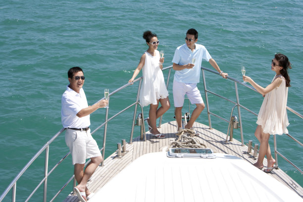 成功人士在游艇上喝香槟图片下载