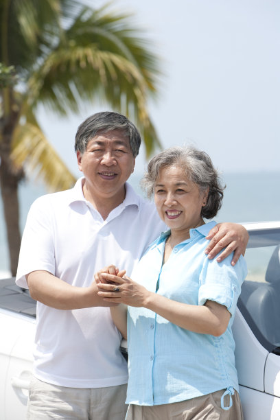 老年夫妇驾敞篷车出游图片下载