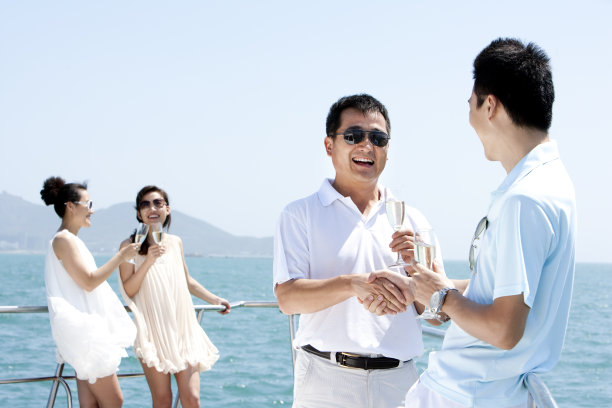 成功人士在游艇上喝香槟图片下载