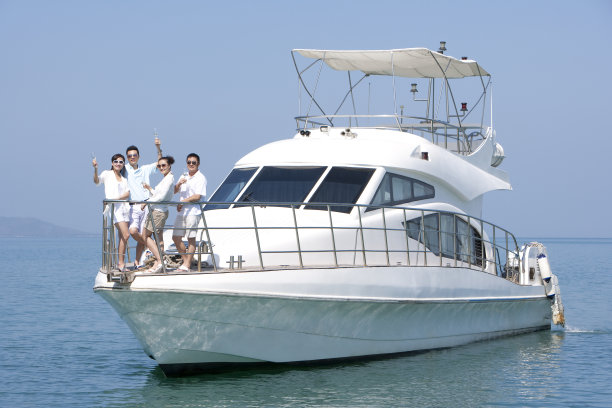 成功人士在游艇上喝香槟图片下载