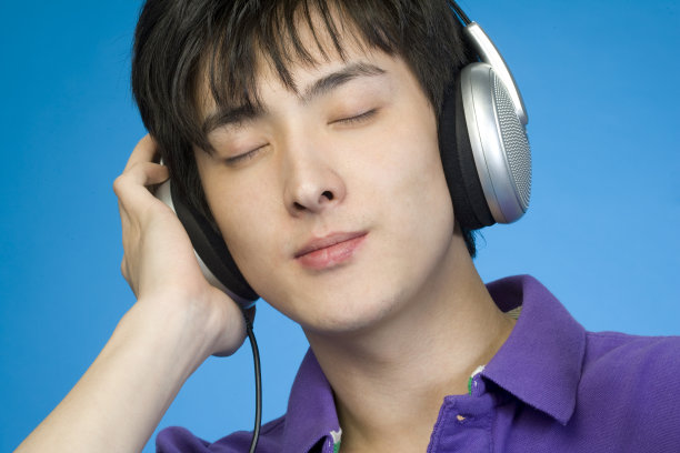 年轻男子听音乐图片下载