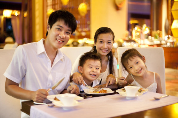 一家四口在西餐厅用餐图片下载