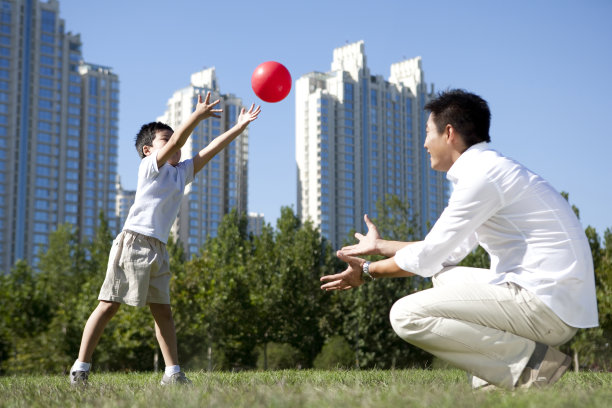 父子在一起嬉戏图片下载