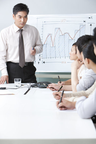 商务人士在会议室图片下载