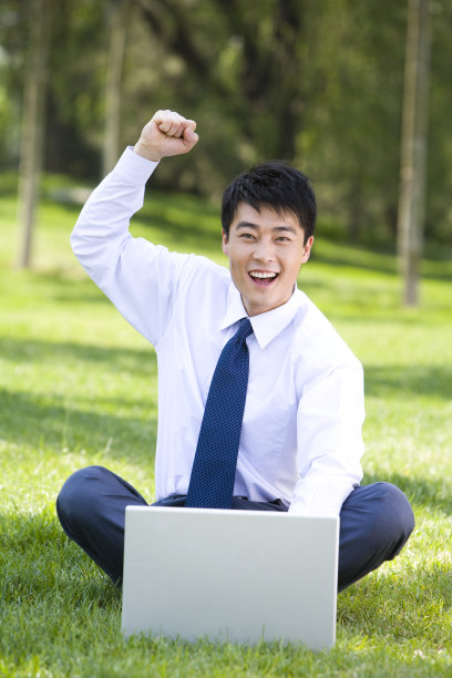 年轻男子振臂欢呼图片下载