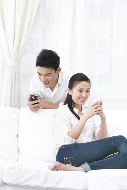 青年夫妇和手机图片下载