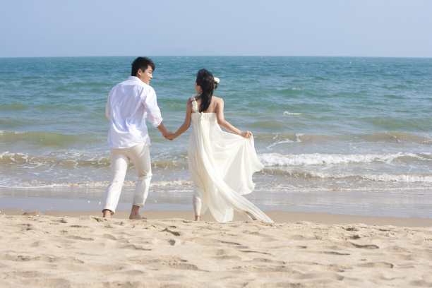 海滩浪漫婚纱情侣图片下载