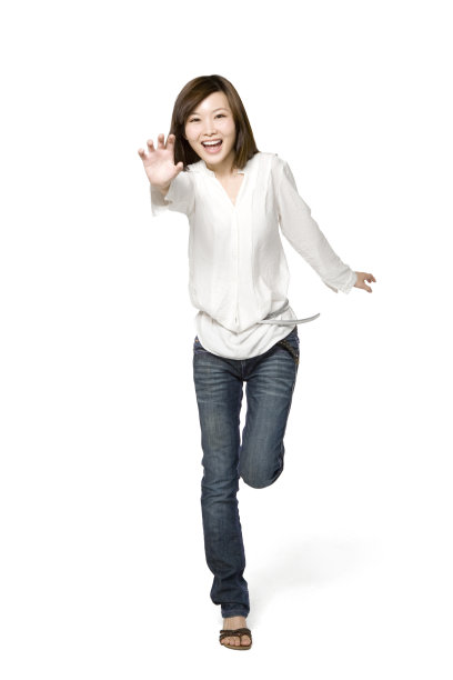 年轻女性跳跃图片下载