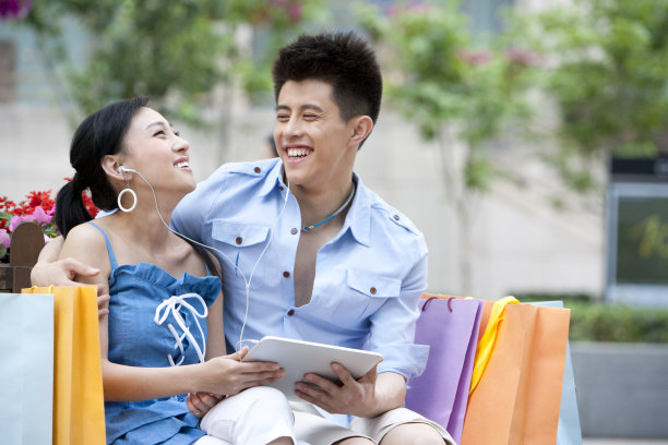 青年情侣和iPad图片下载