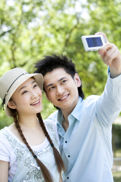 年轻情侣玩自拍图片下载