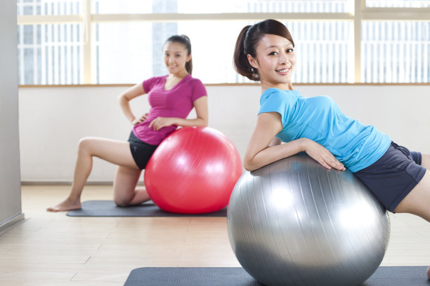 青年女子和健身球图片下载
