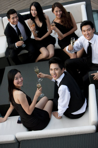 时尚青年男女开PARTY图片下载