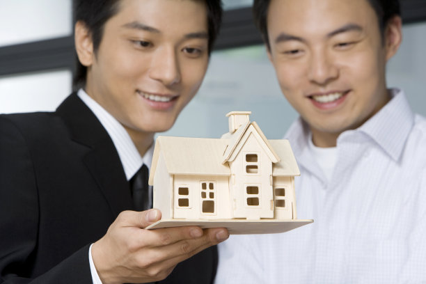 拿建筑模型的商务人士图片下载