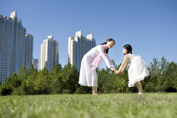 母亲和女儿一起嬉戏图片下载