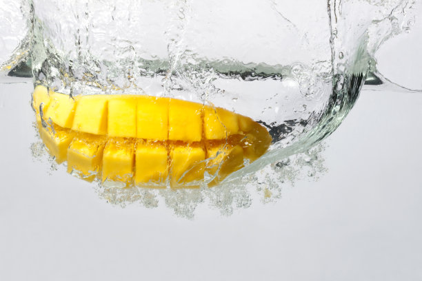 水中的芒果图片下载