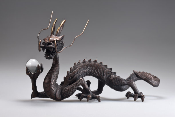 铜制龙雕塑图片下载