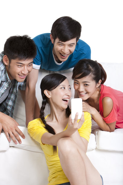 青年人玩手机图片下载