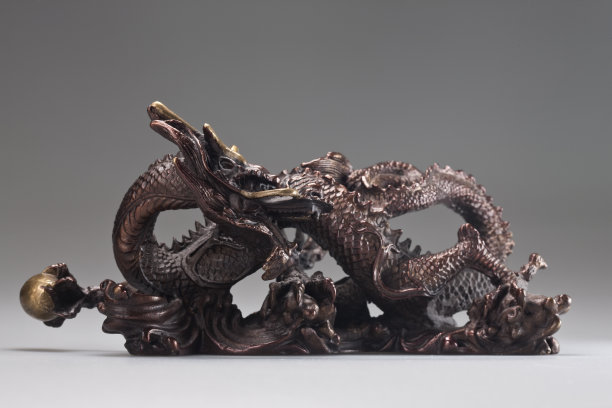 铜制龙雕塑图片下载