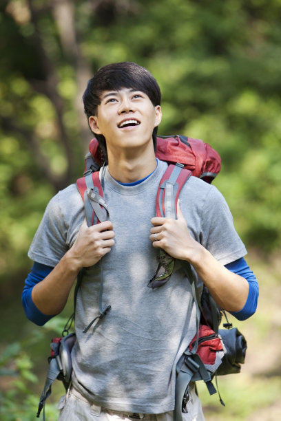 青年男性户外郊游图片下载