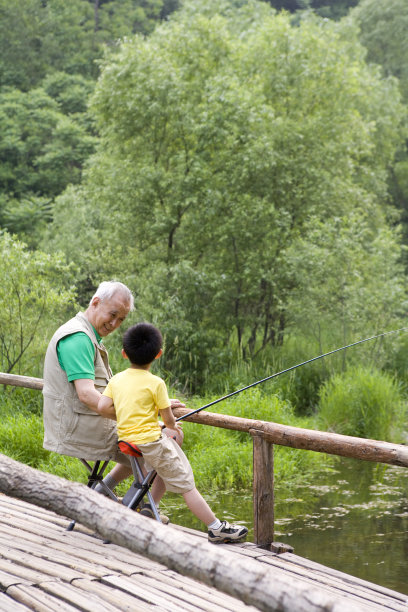 爷孙俩野外钓鱼图片下载