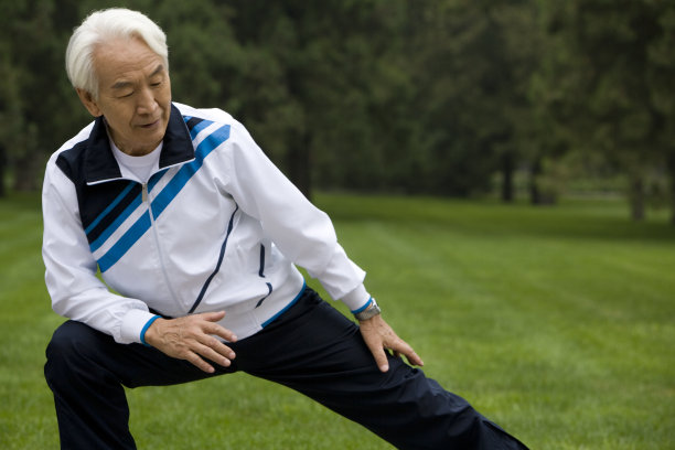老年男子在公园锻炼身体图片下载