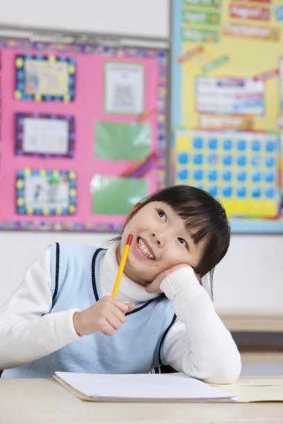 小学生在思考图片下载