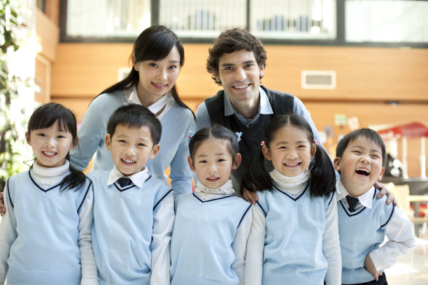 小学生和老师合影图片下载