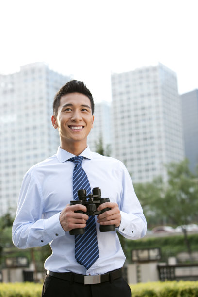 商务人士和望远镜图片下载