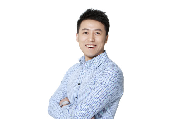 青年男子双手交叉图片下载