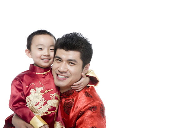穿着唐装的父子合影图片下载