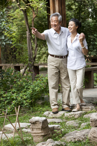 老年夫妇在普通社区花园图片下载