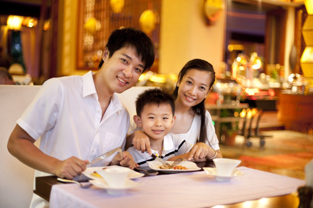 一家三口在西餐厅用餐图片下载
