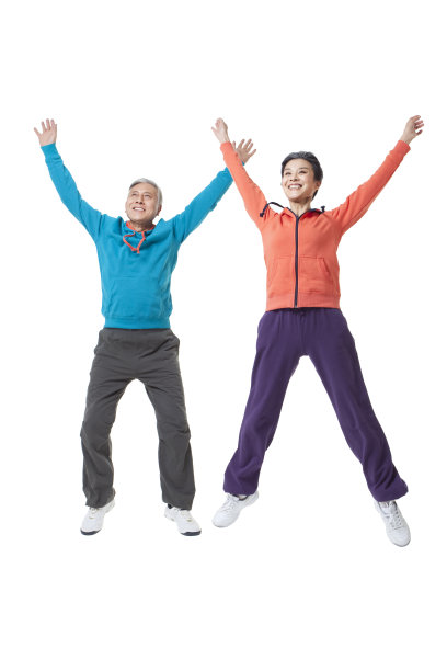 穿运动服的老年夫妇跳跃图片下载