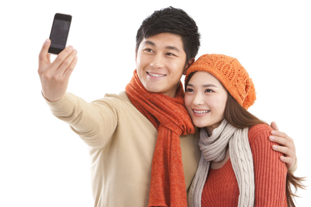 青年男女用手机自拍图片下载
