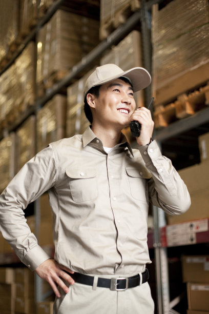 物流工作人员使用对讲机图片下载