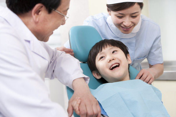 医生和病人在牙科诊所图片下载