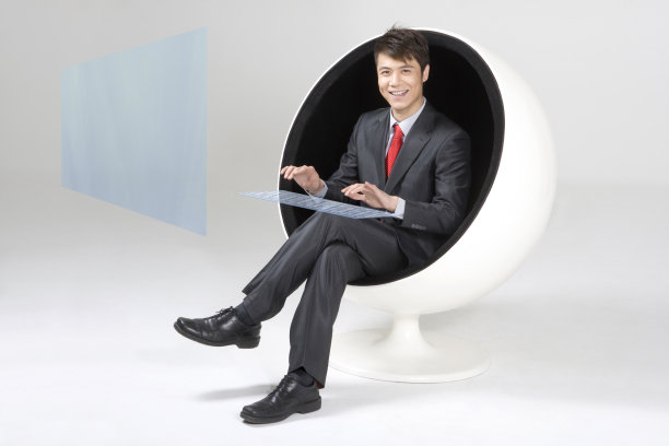 商务男士用高科技电脑图片下载