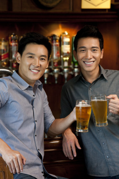 青年男子在酒吧图片下载