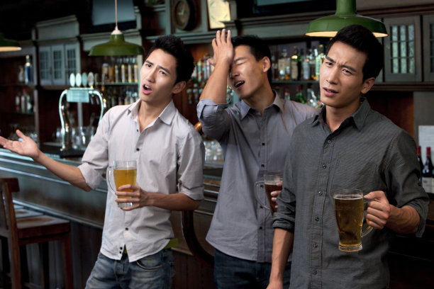 青年男子在酒吧看球赛图片下载