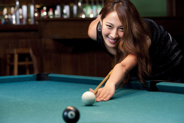 青年女子在酒吧打台球图片下载