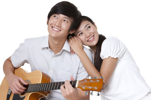 青年情侣弹吉他图片下载