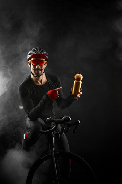 男性骑自行车与道路上的黑色背景图片下载