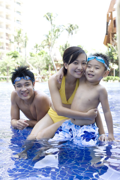 一家三口在游泳池边玩耍图片下载