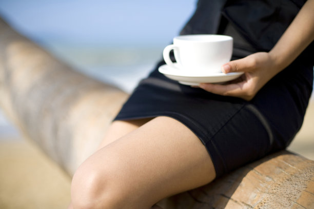 商务女士在海边喝咖啡图片下载